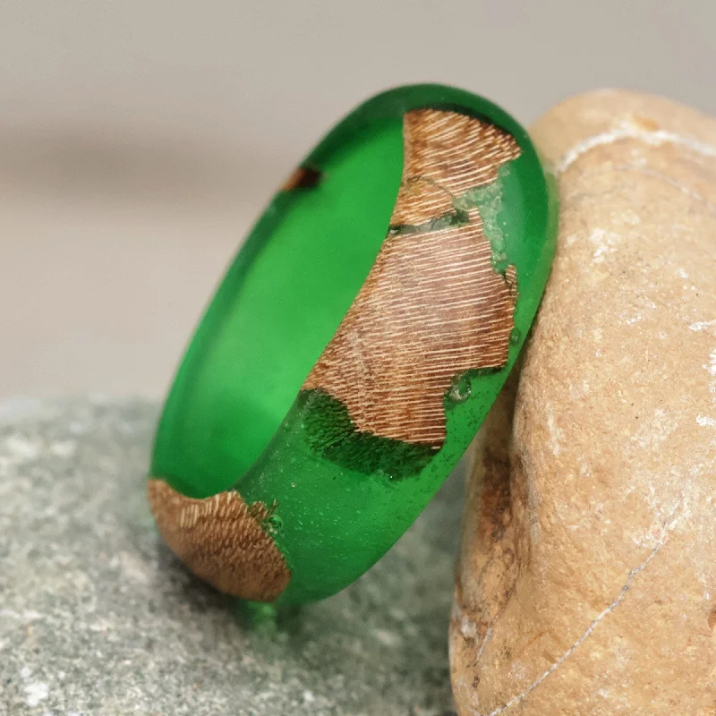 Novica Handmade Chic Green Wood And Resin Band Ring